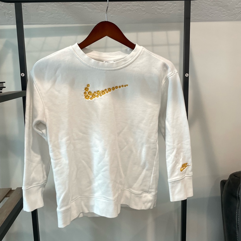 Embroidered nike crewneck!!!